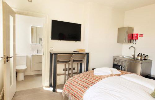 George Apartments - Photo 14