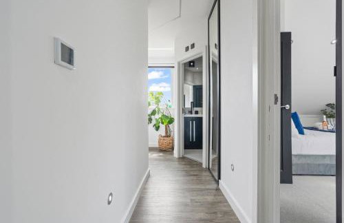 Stunning Penthouse-Style 2-Bed Uxbridge - Photo 20