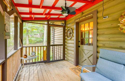 Soak in Hot Tub, Explore Outdoors Cleveland Cabin - Foto 16
