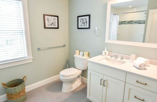 Gorgeous Architectural Home w Water Views - Foto 27