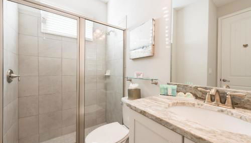 Exquisite Home With Theater, Themed Rooms Near Disney With Waterpark & Resort Access At Encore Resort- 7664Ff - Foto 2, towels, Shower