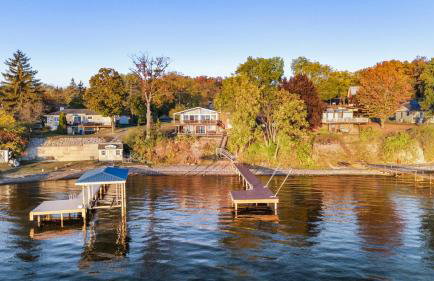 Waterfront retreat w/ wraparound deck & BBQ - Foto 70