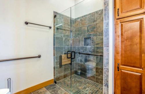 Sunny Mountain Cabin for a Group Getaway in West Glacier, Montana - Foto 12