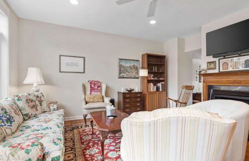Classy Old Town Getaway 3-BR in Perfect Location - Foto 11