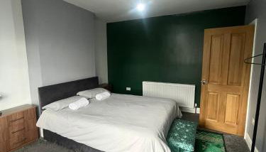 Giga Residential 4 Bedrooms, 8 guests , Near City Centre, Arcade Machine, Sky TV, Netflix, Free Wifi, Free Parking - Foto 5