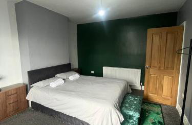 Giga Residential 4 Bedrooms, 8 guests , Near City Centre, Arcade Machine, Sky TV, Netflix, Free Wifi, Free Parking - Foto 5