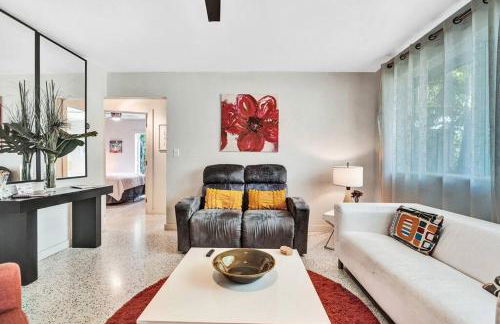 Heated pool, parking, 5 min walk to food and fun! - Foto 15