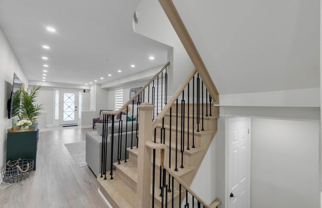 Beautiful House - On A Quiet Street - Photo 53