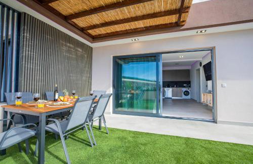 Apartamento de Lujo con Jacuzzi Privado, Piscina y Vistas al Mar - Foto 8