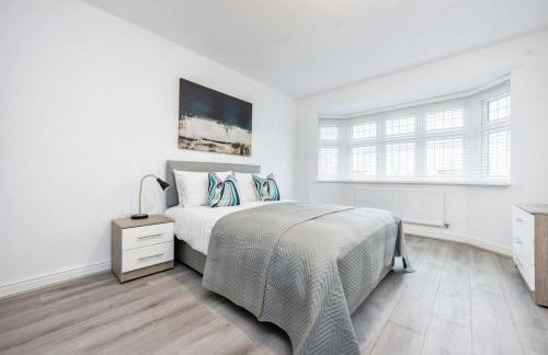 Spacious Luton Home Sleeps 8 - Foto 13