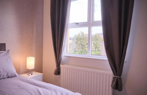 2BR City Centre Apartment By Travel Lets Short Term Rental Agency Derry With Free WiFi - Foto 35