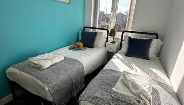 Sunny 2-Bedroom Coastal Stay with Free Parking - Foto 3