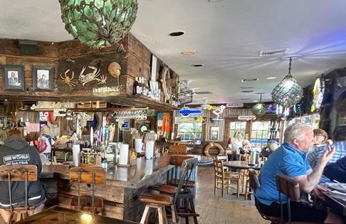 Waterfront Fishermans Retreat - Quick Harbor Access - Heated Pool - Foto 14