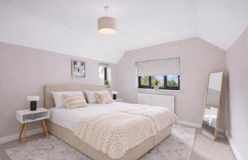 Meadow House with Driveway Parking, Spacious Garden, Fast Wifi and Smart TVs by Yoko Property - Foto 15