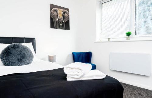 Spacious Home near Heathrow & Windsor with Parking - Photo 39