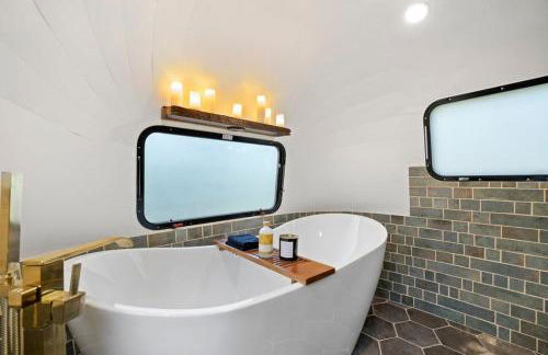 Airstream w Bathtub, River, & Hot Tub - Foto 1