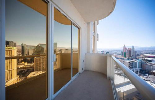 No Resort Fee Strip View Balcony+Free Valet+ Pool - Foto 2