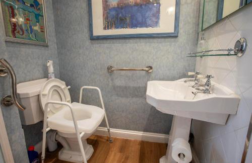 Stunning Apartment in Victorian Villa with Garden - Photo 21