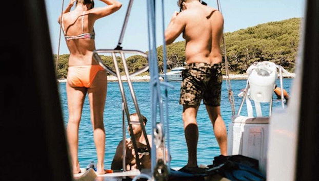 Équipage avec l’équipement de snorkeling