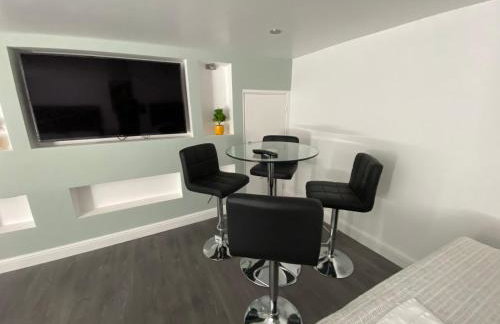 Luxury 3-Bed House-Jaquzzi Bath-Private Parking- suitable for contractors - Foto 19