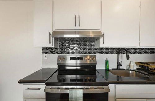 Mountain View 2BR 1 Bath Retreat with Private Lanai - Photo 8