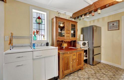 Timeless Pineview Cottage Hot Tub & Pet Friendly - Photo 19