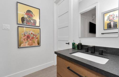 Houston's Downtown Bloom House - Spacious Floral Escape for Groups - Foto 47