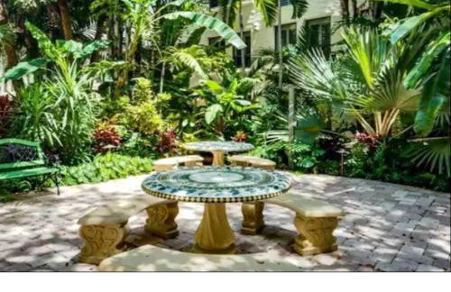 Romantic Studio in the Heart of Palm Beach - Photo 23