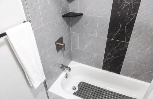 3Bed 2Bath Apt Near NYC plus Parking and Laundry - Foto 41