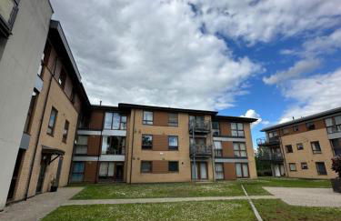 Spacious 2 Bed 2 Bath Apartment & Free Parking - LGW 10min drive - Foto 25