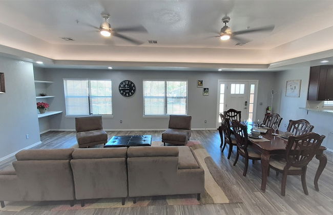 Private Bedroom Suite - Communal House near Integris Private - Photo 12