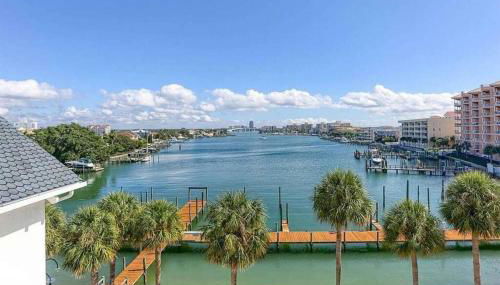 NEW Beach Condo 5 min walk to the Beach Sleeps 9 - Foto 3