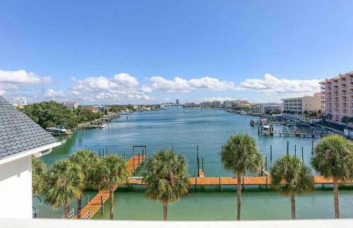 NEW Beach Condo 5 min walk to the Beach Sleeps 9 - Foto 3