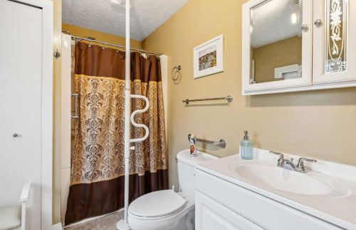 Sunset Haven - Lakeside Retreat in GOTL - Foto 41