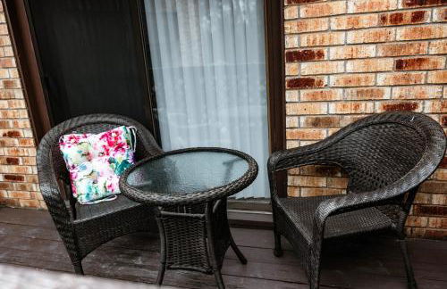 Rest Easy Retreat - 2BR Near SHSU - Pool - WiFi - Free Parking - Foto 26