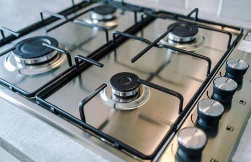 Classic 4 Bedroom House in Wirral with WiFi & Parking Sleeps 9 by PureStay - Foto 8