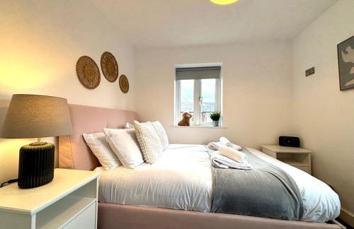 2 Bedroom House - Private Parking - Central - Photo 2