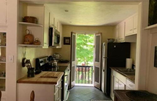 Luxurious Riverfront Cottage with a Hot Tub and a Fireplace near the Twin Lakes, Connecticut - Foto 45