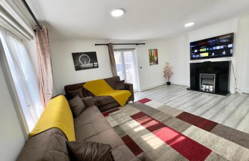 Spacious 3-Bed Home with Garden, Private Parking, Smart Tv's, Fast Wi-Fi - Photo 1