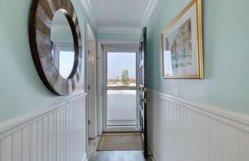 Oceanfront Elysium with a pool - Photo 7