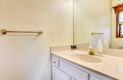 Stunning Maggie Valley Getaway with Decks, Fire Pit! - Foto 25