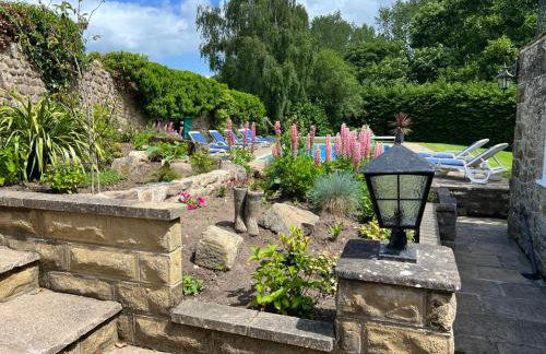 Richmond Hill Cottages, Exclusive 6 bedroom Farm House, Markington with heated pool - Photo 10