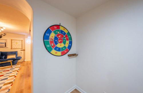 5BR 3BTH House, Steps to Bars, Dining, NYC Access with GameRm, Backyard with BBQ and Parking - Foto 9