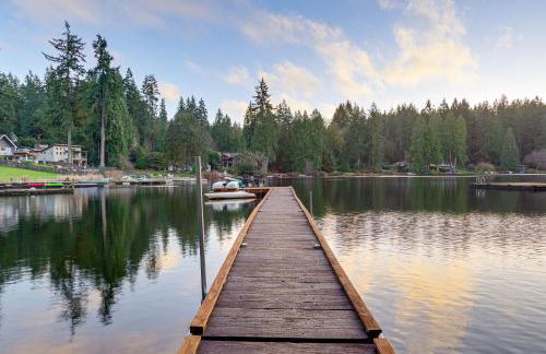 Lake-View Woodinville Retreat w/ Hot Tub + Theater - Foto 1
