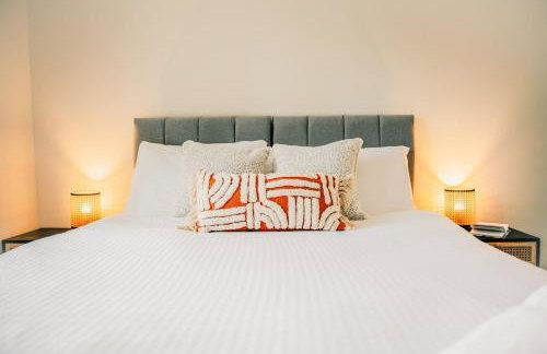 Stylish 2 Bed City Centre Apartment with Parking - Photo 32