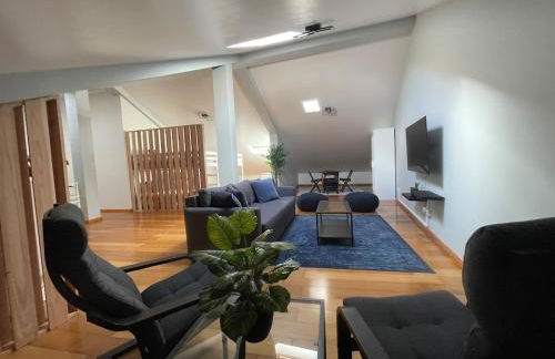 Picturesque Penthouse - Photo 7