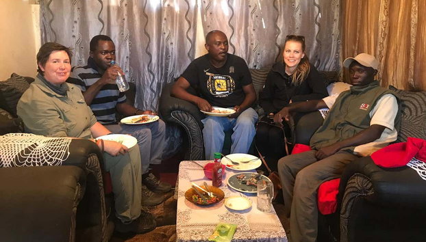 Safari de 6 días por Zambia - Foto 5, Compartiendo una cena africana