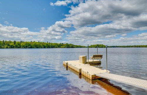 Gorgeous Lake Arbutus Getaway with Dock and Boat House - Foto 3