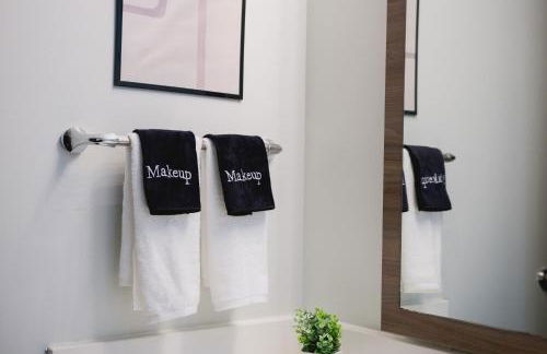 Stunning Downtown Apartment with Pool, Laundry, Parking - Foto 14