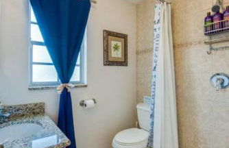 Large pool home and blocks away from the beach - Foto 37